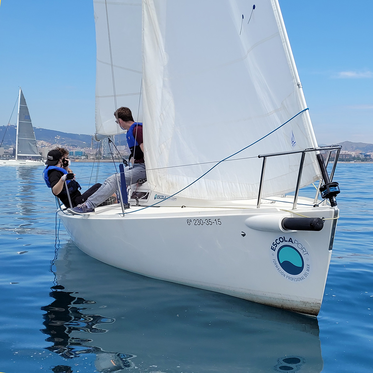 PNB pràctiques de navegació a vela al Port Olímpic de Barcelona - Escola Port