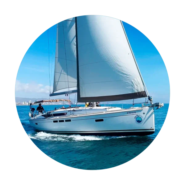 Velero de crucero navegando a toda vela durante una travesía de las prácticas de Capitán de yate.