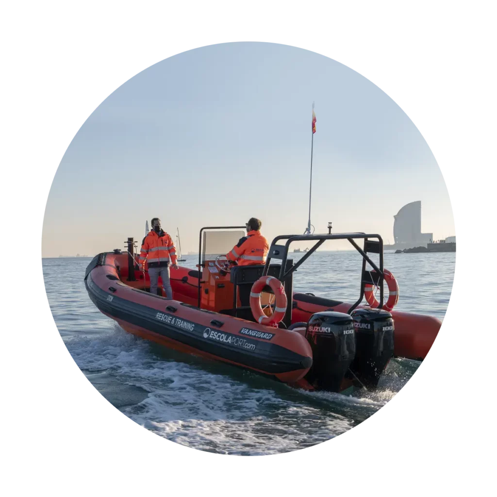 Embarcació semirígida de rescat d’Escola Port navegant davant la costa de Barcelona durant les pràctiques del curs de Bots de Rescat Ràpids