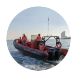 Embarcación semirrígida de rescate de Escola Port navegando frente a la costa de Barcelona durante las prácticas del curso de Bots de Rescat Ràpids