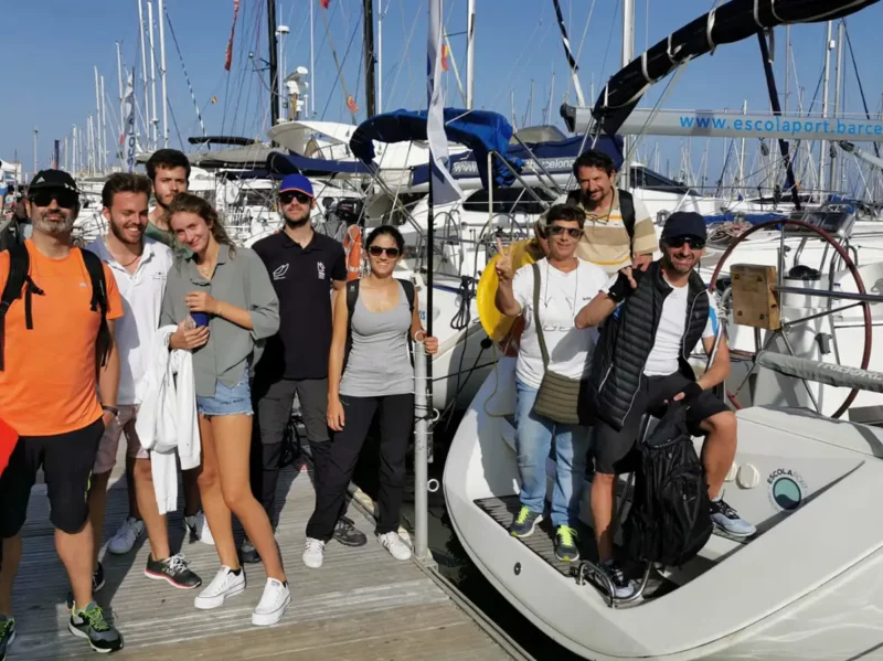 Grupo de alumnos preparados para las prácticas de seguridad y navegación del curso PER en Escola Port