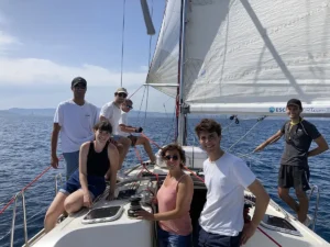 Grup d'alumnes a bord durant les pràctiques de navegació a vela en EscolaPort Barcelona