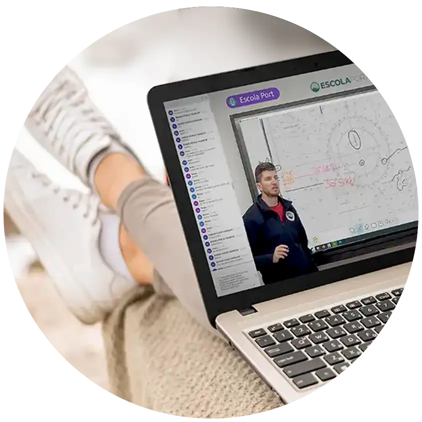 Alumna viendo una clase grabada del curso online de PER de Escola Port, con explicaciones sobre carta náutica en la pizarra digital.