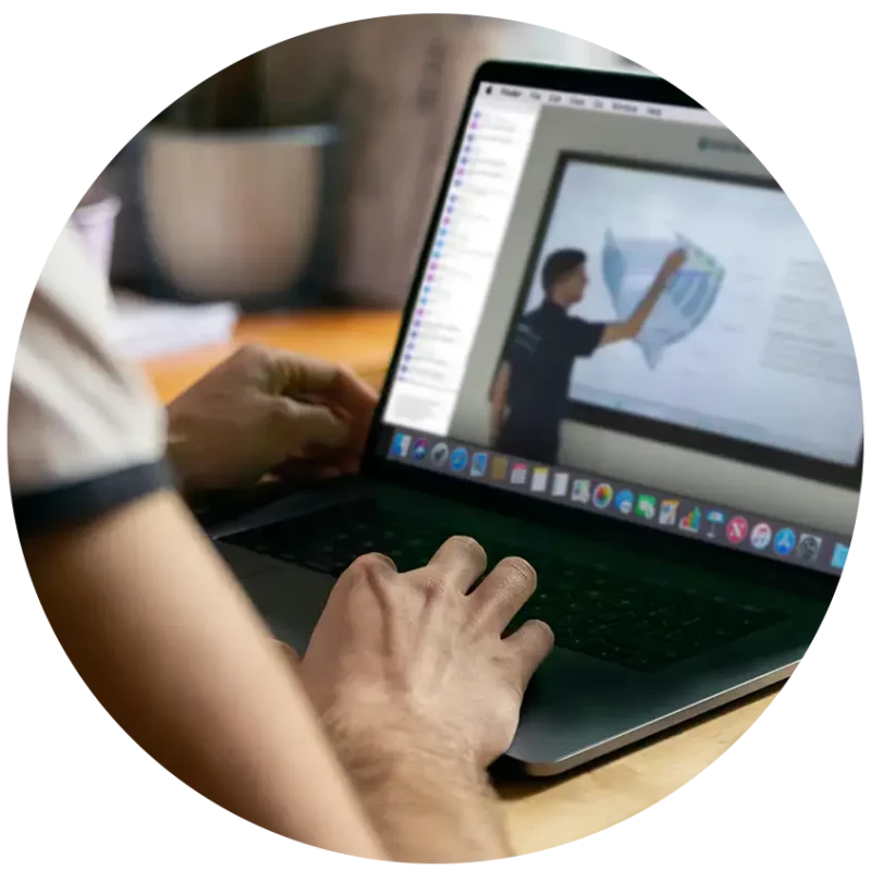 Alumne seguint una tutoria en directe del curs online de PER d'Escola Port, amb explicacions a la pissarra digital.