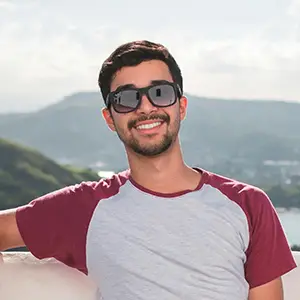 Imatge fictícia per a il·lustrar la ressenya Persona anònima simulant una trajectòria formativa positiva
