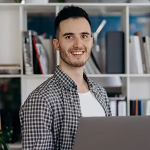 Foto genérica con una expresión asociada al éxito formativo