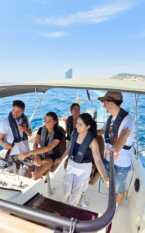 Grupo de alumnos a bordo del barco haciendo prácticas de Licencia de navegación en Escola Port Grupo de alumnos a bordo del barco haciendo prácticas de Licencia de navegación en Escola Port