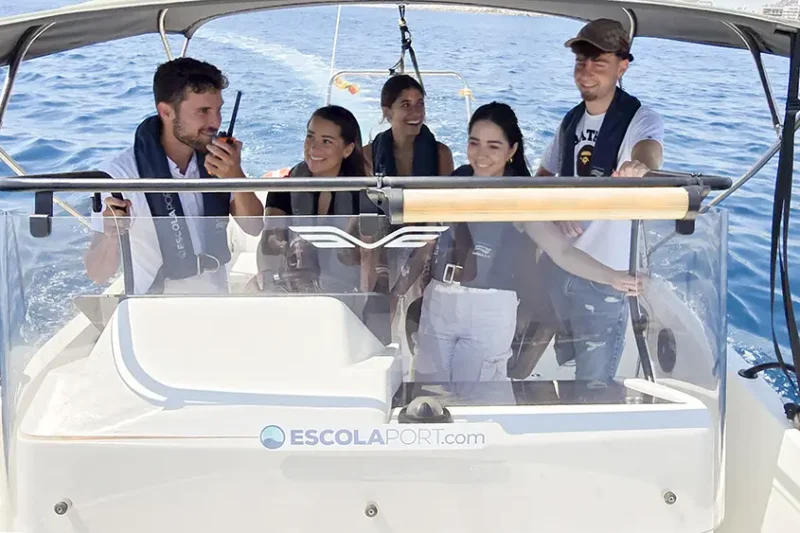 Alumnos a bordo del barco haciendo prácticas de Licencia de navegación en Escola Port Alumnos a bordo del barco haciendo prácticas de Licencia de navegación en Escola Port