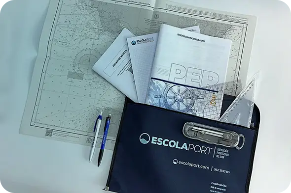 Para estudiar la parte teórica, tienes acceso a todo el contenido online. Sin embargo, cuando se trata de practicar las cartas, necesitarás material específico. Cartas náuticas. Transportador de ángulos. Compás de punta. Cartabón.