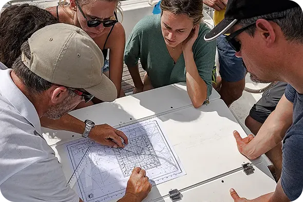 Exercicis de carta de navegació a bord de l'embarcació de pràctiques de seguretat i navegació al Port Olímpic de Barcelona.