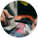 Instructor mostrando cómo utilizar un desfibrilador externo automático (DEA) durante una práctica del curso de Soporte Vital Básico en Escola Port Barcelona