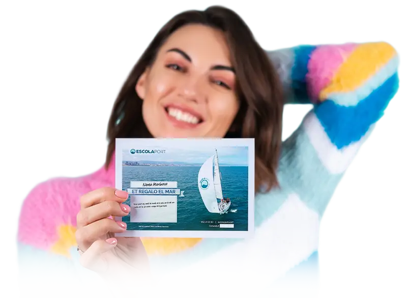 Dona somrient amb unval regal nàutic d’Escola Port per a cursos de navegació a Barcelona Dona somrient amb unval regal nàutic d’Escola Port per a cursos de navegació a Barcelona