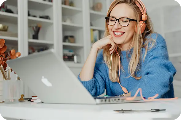 Mujer siguiendo una clase online en Escola Port para preparar el examen del PER en el portátil.