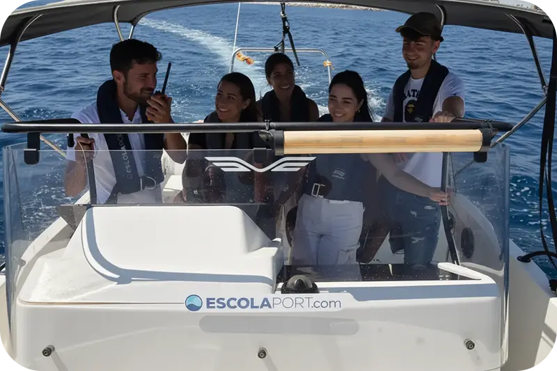 Alumnos a bordo del barco haciendo prácticas de licencia de navegación en Escola Port