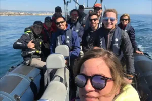 Alumnos durante las prácticas de la licencia de navegación en Escola Port