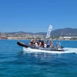 Lanxa d’Escola Port durant les pràctiques de la llicència de navegació davant de Barcelona