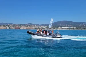 Lancha de Escola Port durante las prácticas de la licencia de navegación frente a Barcelona
