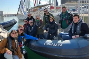 Grupo de alumnos antes de salir a realizar las prácticas de la licencia de navegación en Escola Port