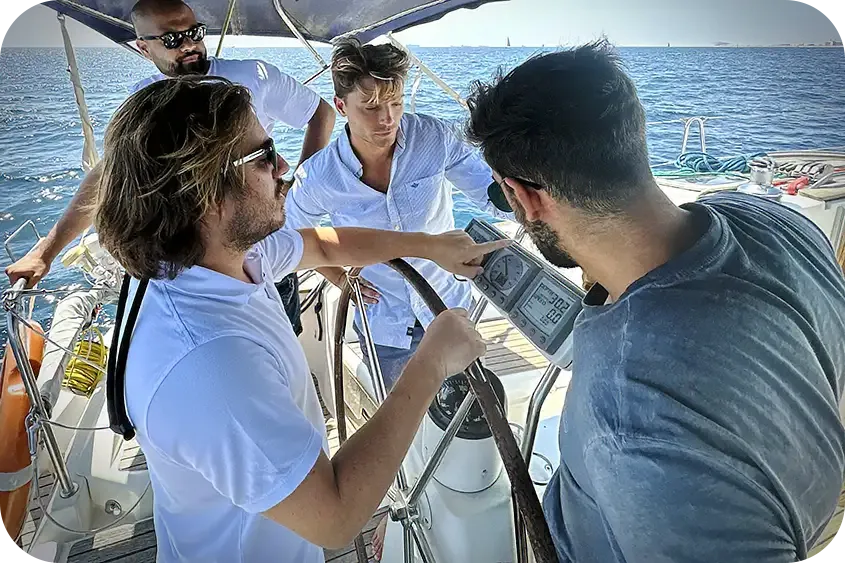 Alumnos realizando las prácticas de seguridad y navegación del PER a bordo de un velero en Barcelona