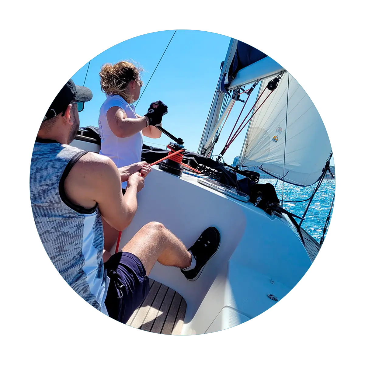 Alumnos realizando las prácticas de navegación a vela del PER en Barcelona